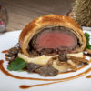 Bœuf Wellington, purée de pomme de terre cabrette, cèpes et girolles